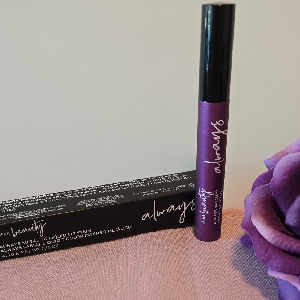 JAFRA Always Radiant Metallic Liquid Lip Stain - Vibrant Purple
